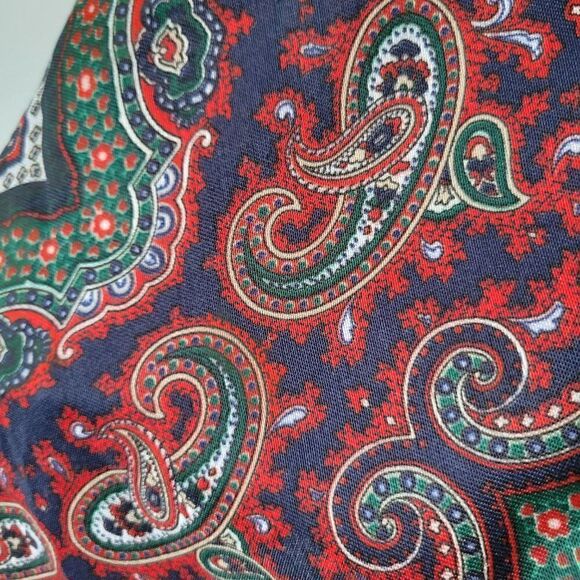 EUC VINTAGE GIM RENOIR GREEN RED PAISLEY LARGE HANKY / SCARF - Picture 8 of 9